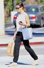 JENNIFER GARNER Out Shopping in Los Angeles 08/11/2016