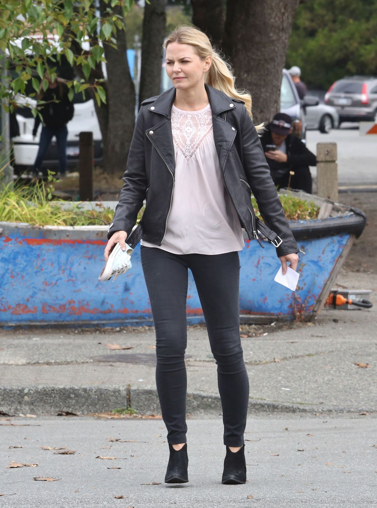 jennifer-morrison-on-the-set-of-once-upon-a-time-in-vancouver-08-03-2016_7.