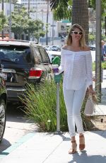 KATE UPTON Leaves Coffee Been & Tea Leaf in Beverly Hills 08/11/2016