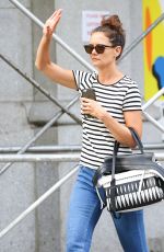 KATIE HOLMES Hailing a Cab in New York 08/08/2016
