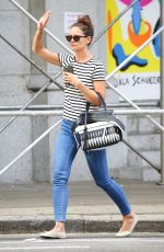 KATIE HOLMES Hailing a Cab in New York 08/08/2016
