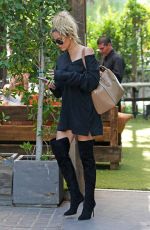 KHLOE KARDASHIAN Out and About in Los Angeles 08/09/2016