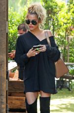 KHLOE KARDASHIAN Out and About in Los Angeles 08/09/2016