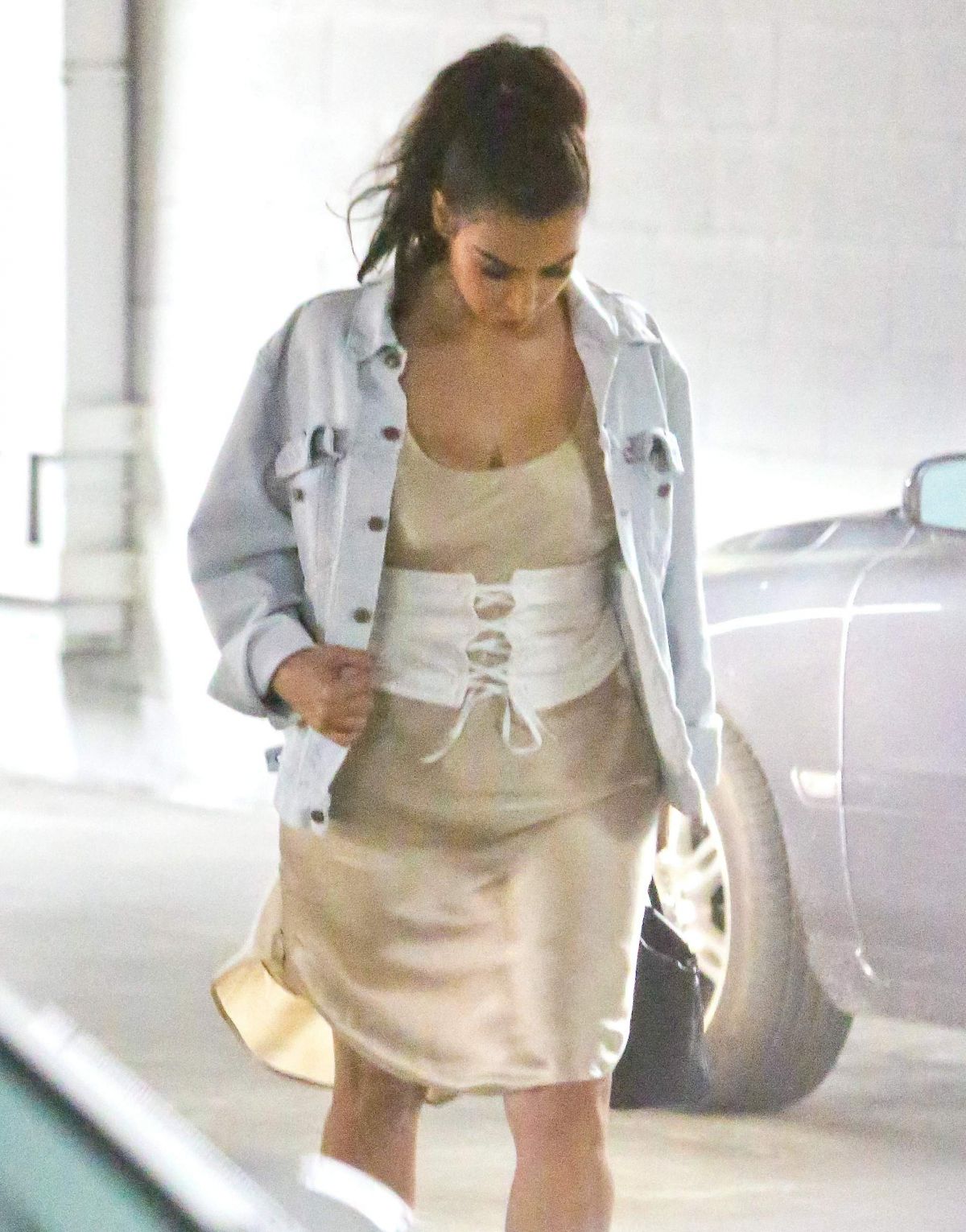 KIM KARDASHIAN Leaves a Studio in Burbank 08/08/2016 KIM KARDASHIAN Leaves a Studio in Burbank 08/08/2016