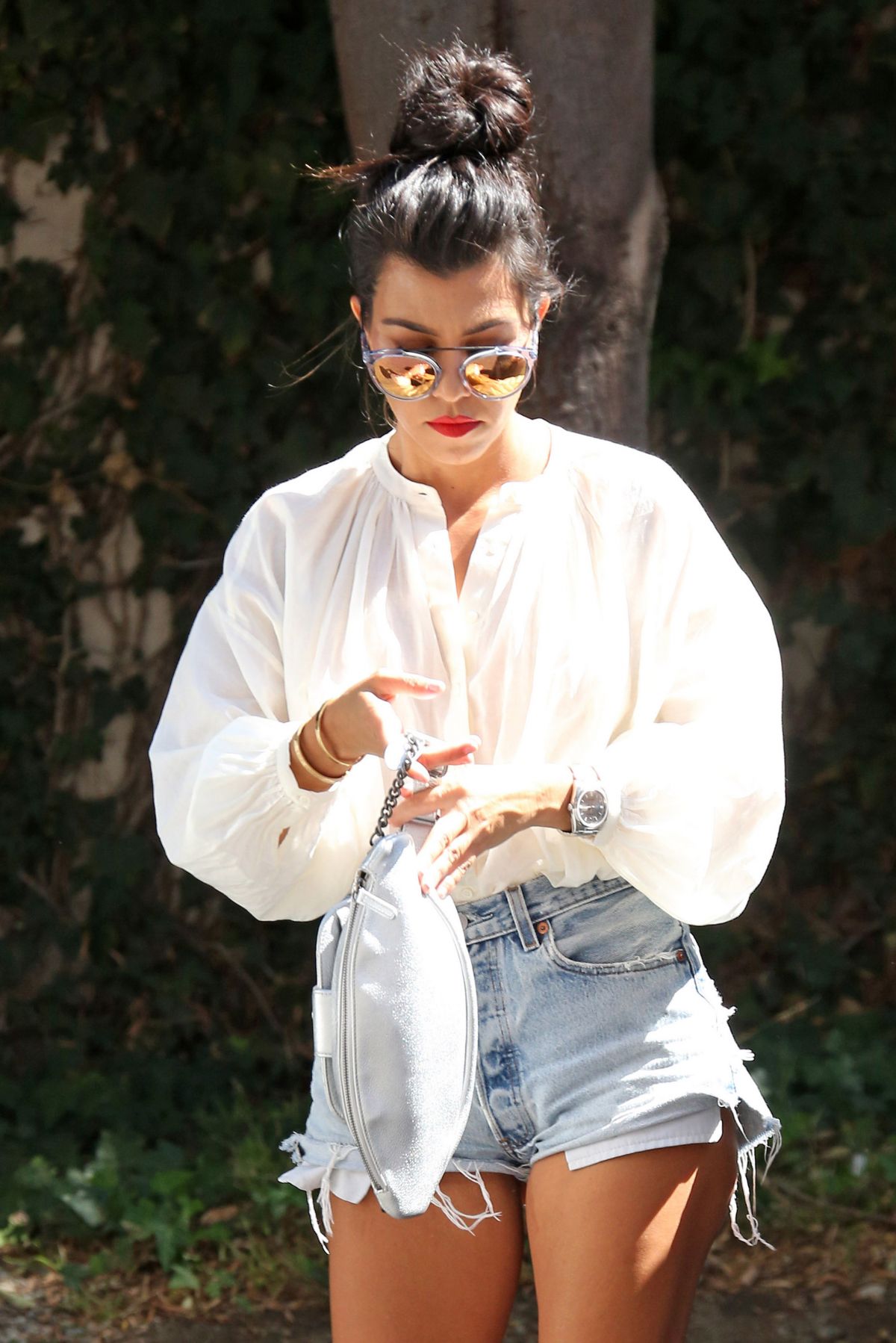 KOURTNEY KARDASHIAN Out in Calabasas 08/02/2016 KOURTNEY KARDASHIAN Out in Calabasas 08/02/2016