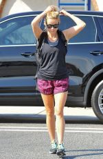 REESE WITHERSPOON Arrives at Brentwood Country Mart 08/21/2016