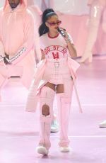 RIHANNA Performs at 2016 MTV VMA in New York 08/28/2016