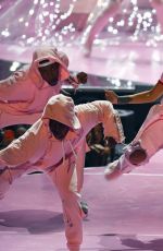 RIHANNA Performs at 2016 MTV VMA in New York 08/28/2016