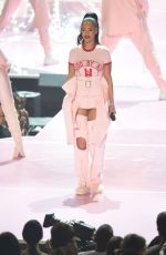 RIHANNA Performs at 2016 MTV VMA in New York 08/28/2016