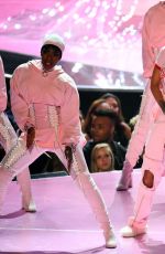 RIHANNA Performs at 2016 MTV VMA in New York 08/28/2016