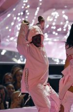 RIHANNA Performs at 2016 MTV VMA in New York 08/28/2016