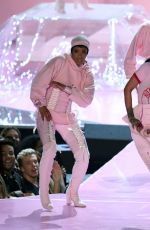 RIHANNA Performs at 2016 MTV VMA in New York 08/28/2016