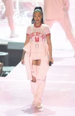 RIHANNA Performs at 2016 MTV VMA in New York 08/28/2016