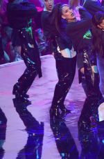 RIHANNA Performs at 2016 MTV VMA in New York 08/28/2016