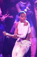 RIHANNA Performs at 2016 MTV VMA in New York 08/28/2016
