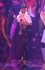 RIHANNA Performs at 2016 MTV VMA in New York 08/28/2016