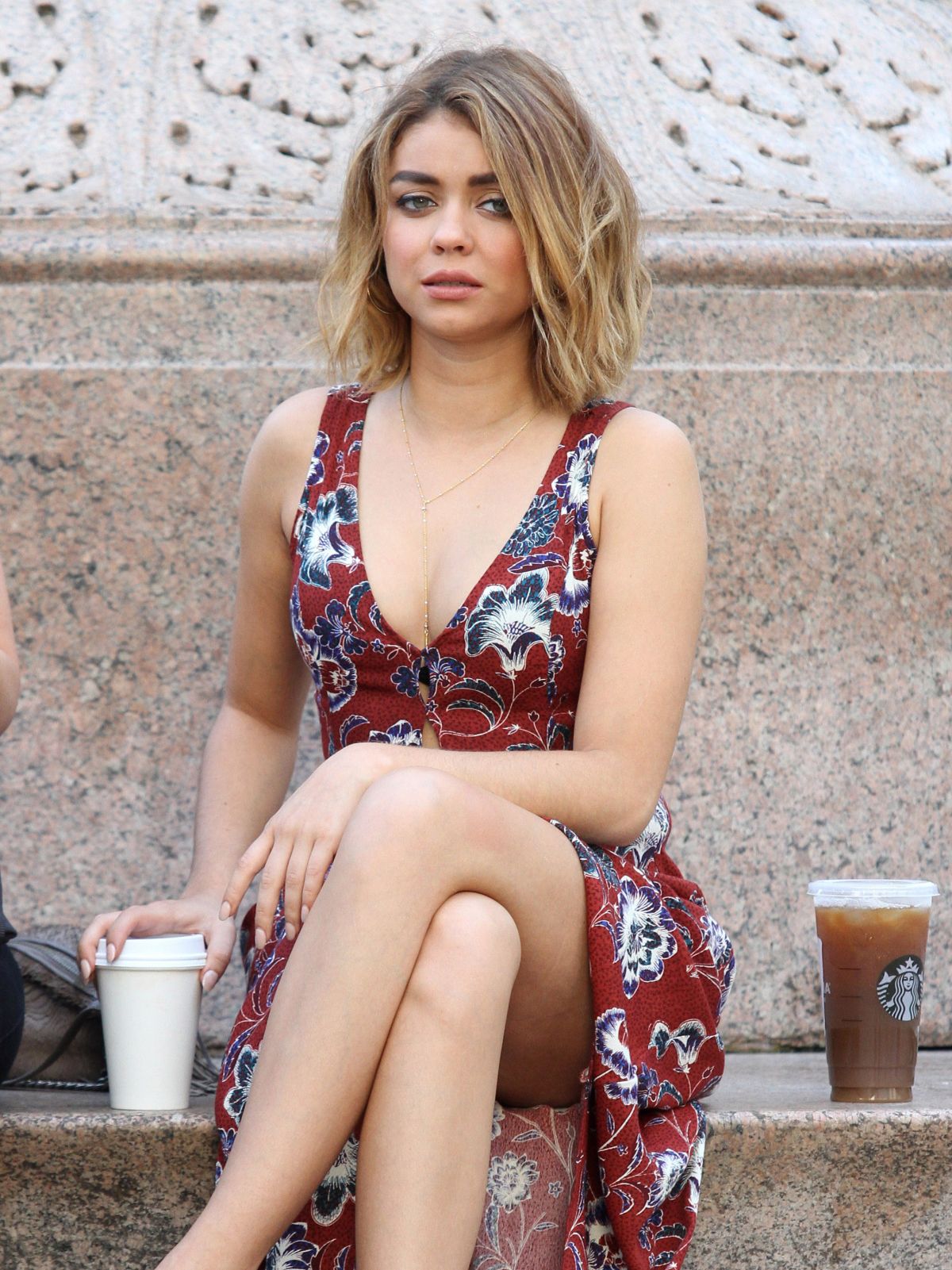 sarah-hyland-and-ariel-winter-on-the-set-of-modern-family-in-new-york-08-25-2016_20.jpg