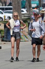 SOPHIE TURNER Out in Venice Beach 08/09/2016