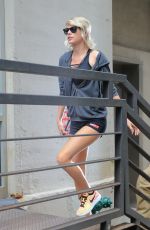 TAYLOR SWIFT in Shorts Arrives at a Gym in New York 08/10/2016