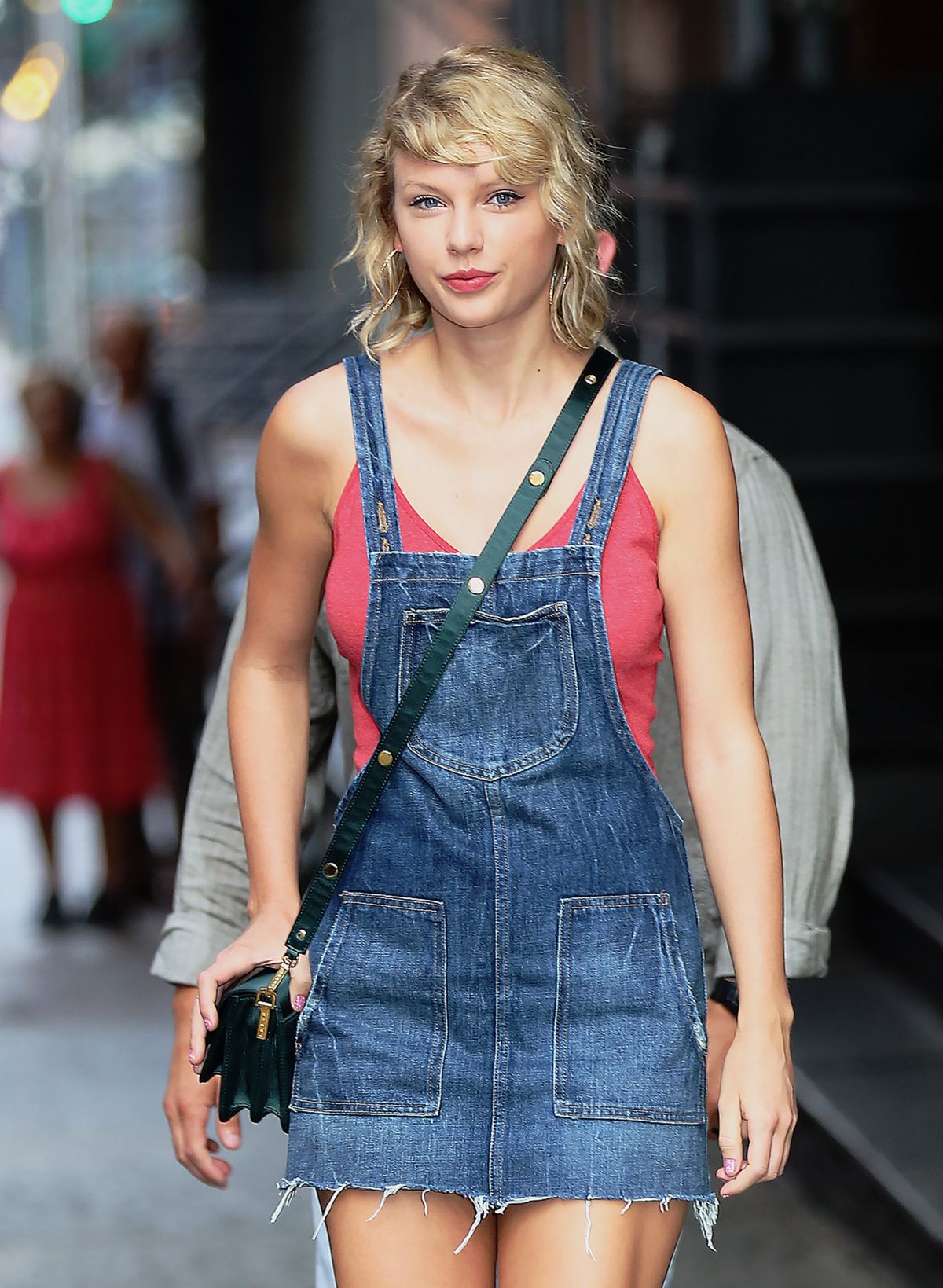 Taylor swift in overalls