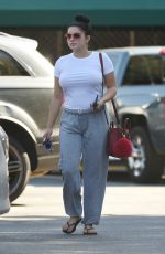 ARIEL WINTER Shopping Grocery in Los Angeles 09/17/2016