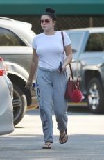 ARIEL WINTER Shopping Grocery in Los Angeles 09/17/2016