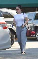ARIEL WINTER Shopping Grocery in Los Angeles 09/17/2016