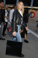 DOUTZEN KROES Leaves Versace Fashion Show in Milan 09/23/2016