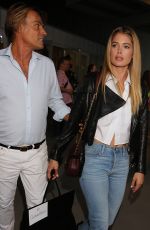 DOUTZEN KROES Leaves Versace Fashion Show in Milan 09/23/2016