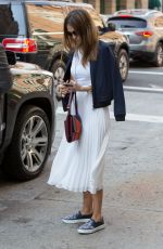 JESSICA ALBA Arrives at Bubby