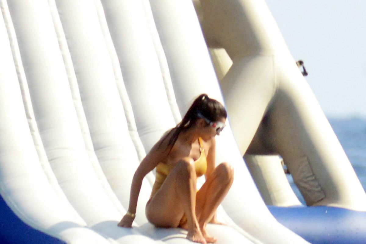 KOURTNEY KARDASHIAN on Holiday in Capri 09/02/2016 KOURTNEY KARDASHIAN on Holiday in Capri 09/02/2016