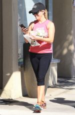 REESE WITHERSPOON Heading to Home in Brentwood 09/25/2016