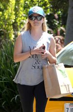 REESE WITHERSPOON Leaves Kreation Cafe in Brentwood 09/05/2016