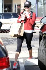 REESE WITHERSPOON leaves Kreation Organic Juicery in Brentwood 09/22/2016