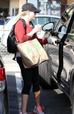 REESE WITHERSPOON leaves Kreation Organic Juicery in Brentwood 09/22/2016