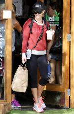 REESE WITHERSPOON leaves Kreation Organic Juicery in Brentwood 09/22/2016
