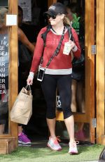 REESE WITHERSPOON leaves Kreation Organic Juicery in Brentwood 09/22/2016