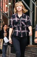 TAYLOR SWIFT Out and About in New York 09/28/2016