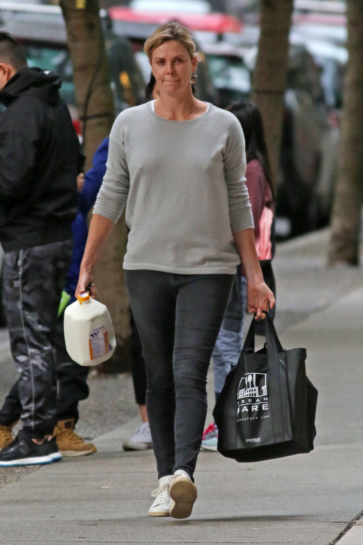 charlize-theron-out-shopping-in-vancouver-10-15-2016_7.