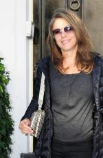 ELIZABETH HURLEY Leaves Her Home in London 10/05/201