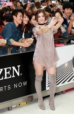 HAILEE STEINFELD Greeting Fans in Tokyo 10/09/2016