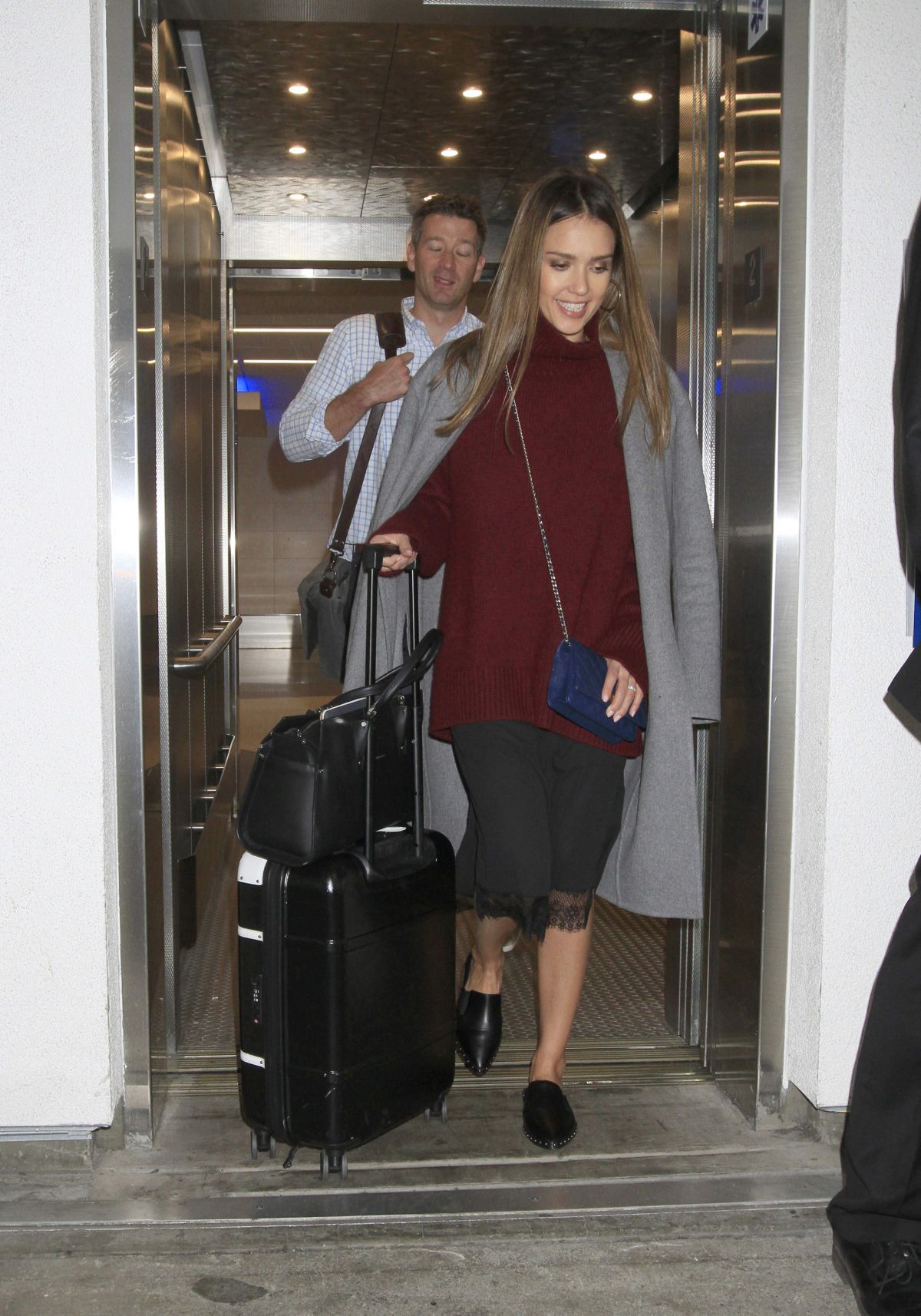 JESSICA ALBA at Los Angeles International Airport 10/11/2016 JESSICA ALBA at Los Angeles International Airport 10/11/2016