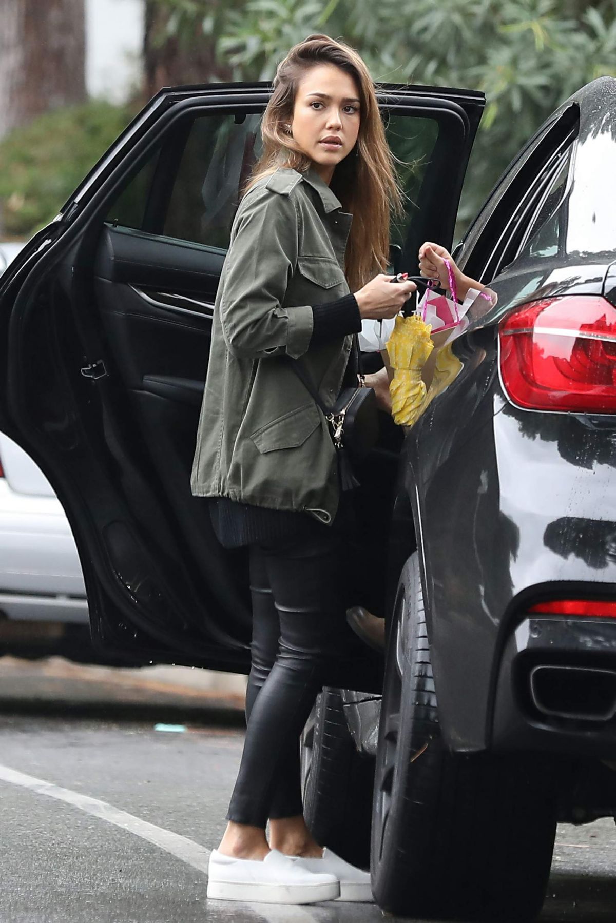 JESSICA ALBA Out and About in Beverly Hills 10/30/2016 JESSICA ALBA Out and About in Beverly Hills 10/30/2016