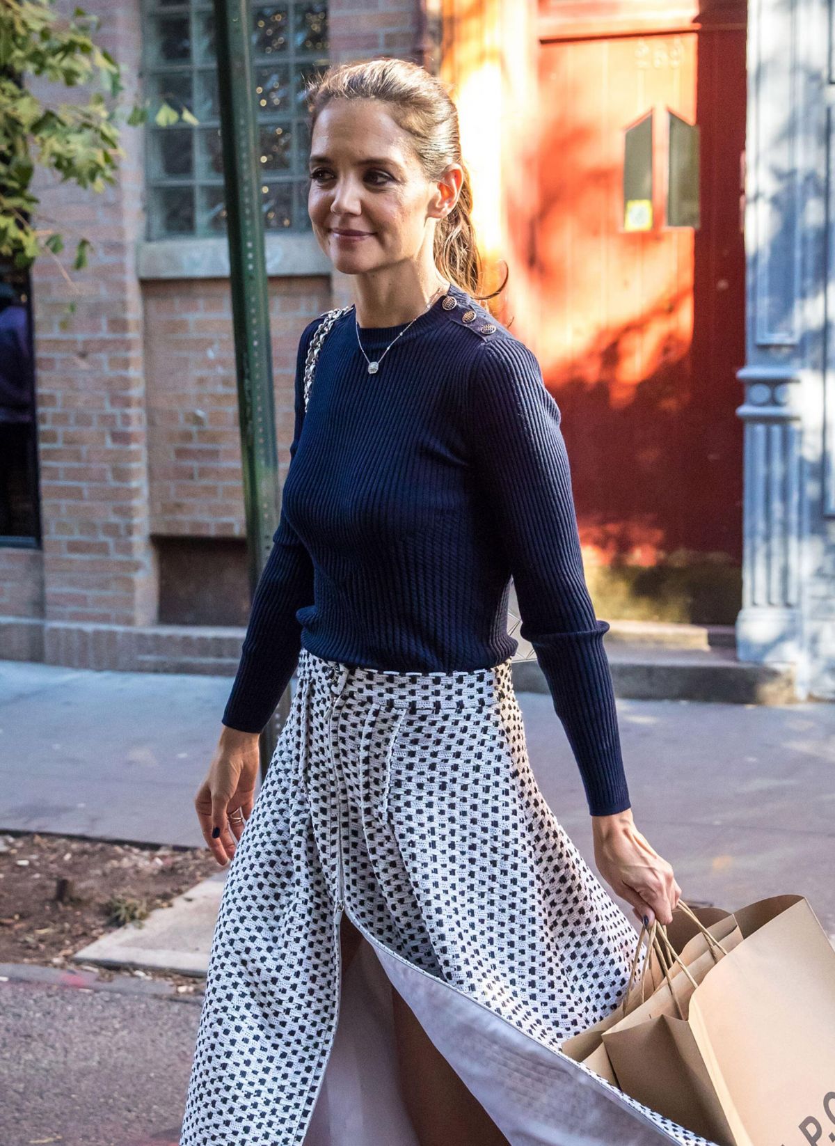 KATIE HOLMES Out Shopping in New York 10/25/2016 KATIE HOLMES Out Shopping in New York 10/25/2016