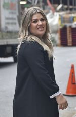 KELLY CLARKSON Out and About in New York 09/04/2016