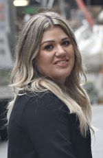 KELLY CLARKSON Out and About in New York 09/04/2016