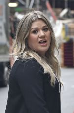 KELLY CLARKSON Out and About in New York 09/04/2016