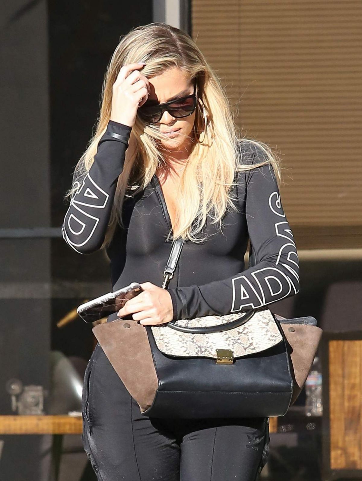 KHLOE KARDASHIAN Leaves a Studio in Los Angeles 10/03/2016 KHLOE KARDASHIAN Leaves a Studio in Los Angeles 10/03/2016