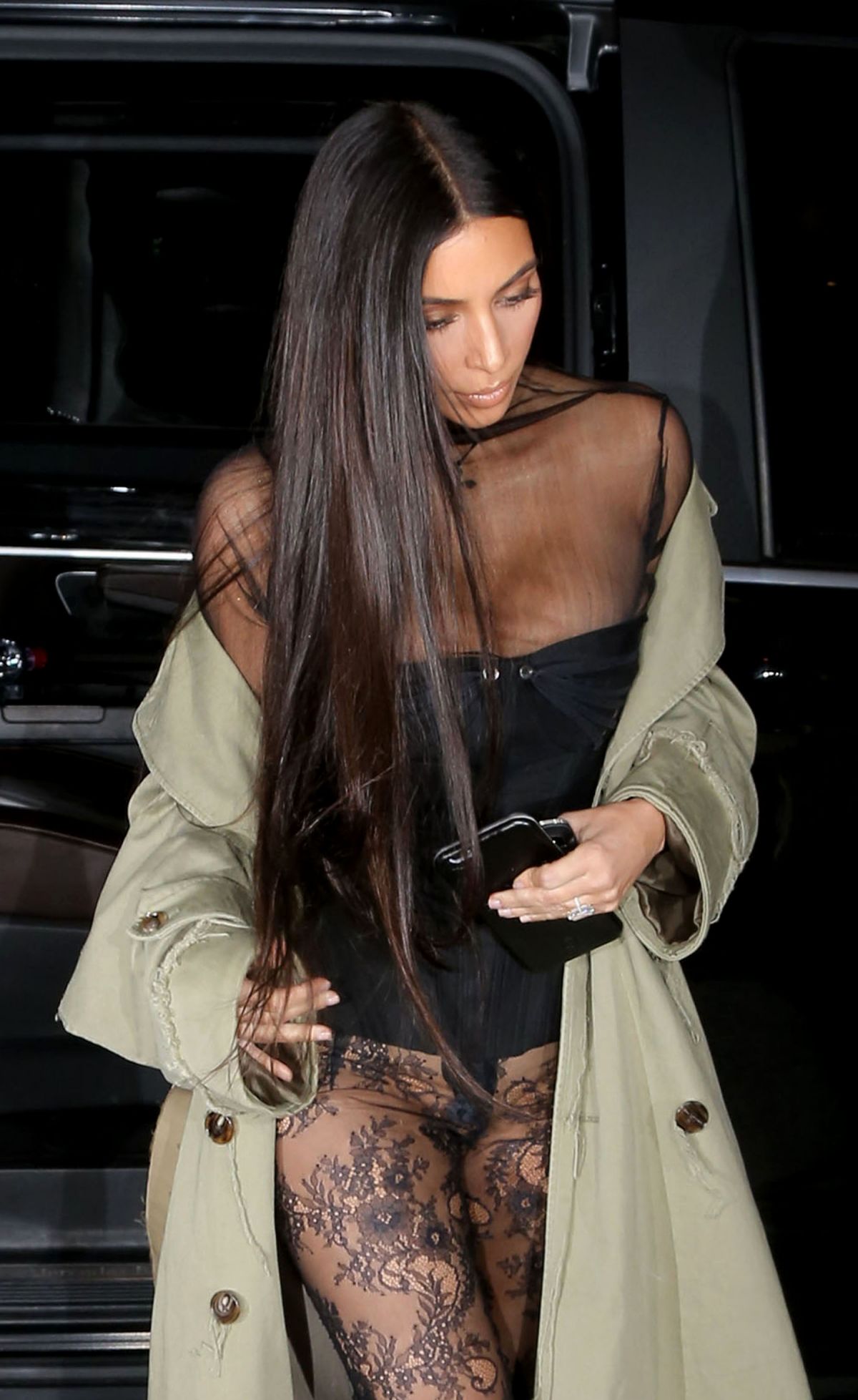KIM KARDASHIAN Out for Dinner in Paris 10/01/2016 KIM KARDASHIAN Out for Dinner in Paris 10/01/2016
