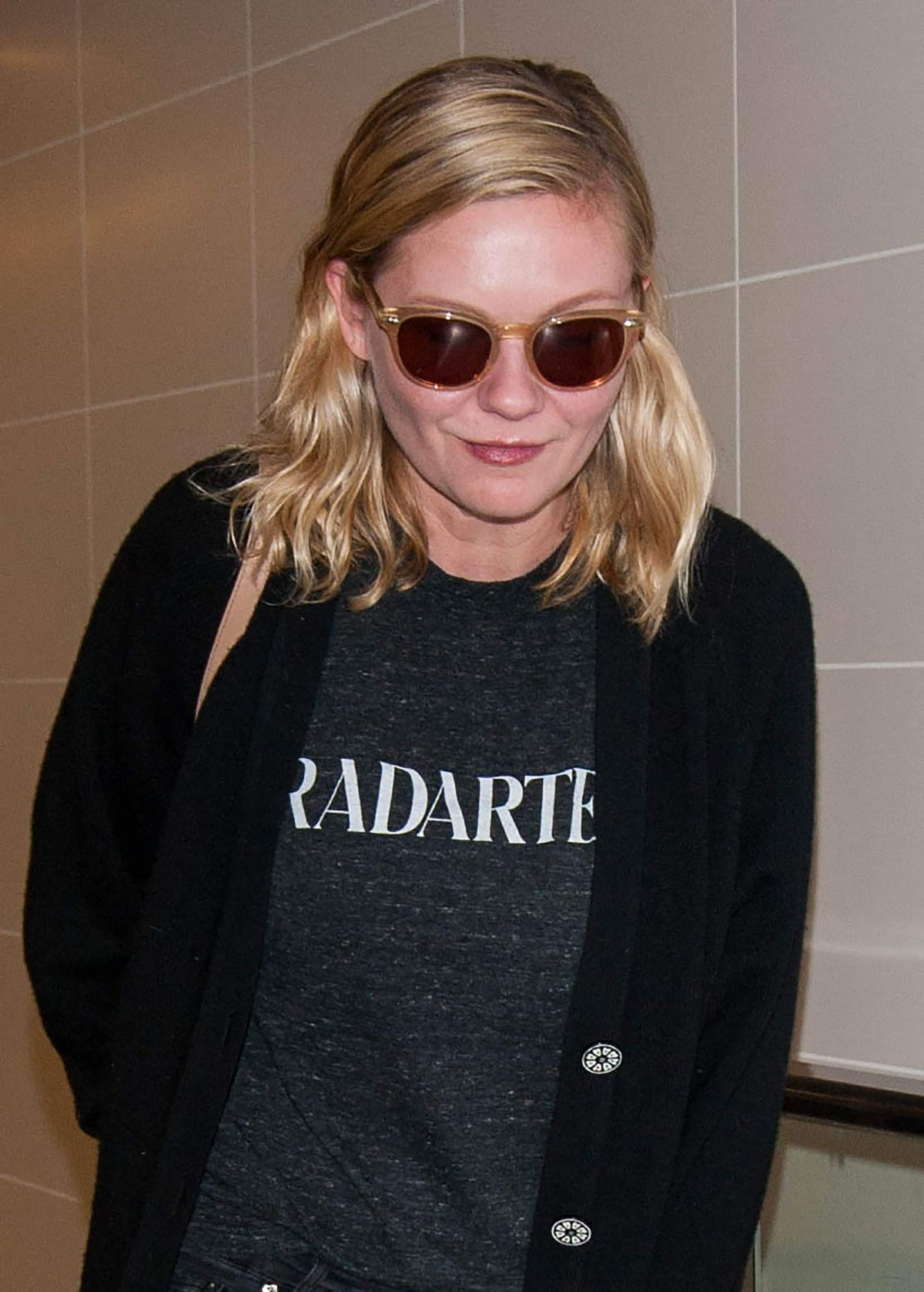 KIRSTEN DUNST at Los Angeles Intenational Airport 10/23/2016 KIRSTEN DUNST at Los Angeles Intenational Airport 10/23/2016